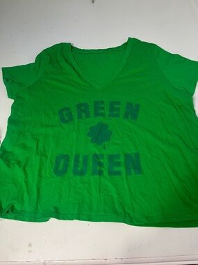 A New Day xxl Green Short Sleeve V Neck Green Queen Shamrock Graphic T Shirt